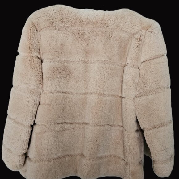 SUMPTUOUS GENUINE FUR JACKET FEATURING 3/4 SLEEVE W/ HIDDEN HOOK & EYE CLOSURES - Picture 5 of 15